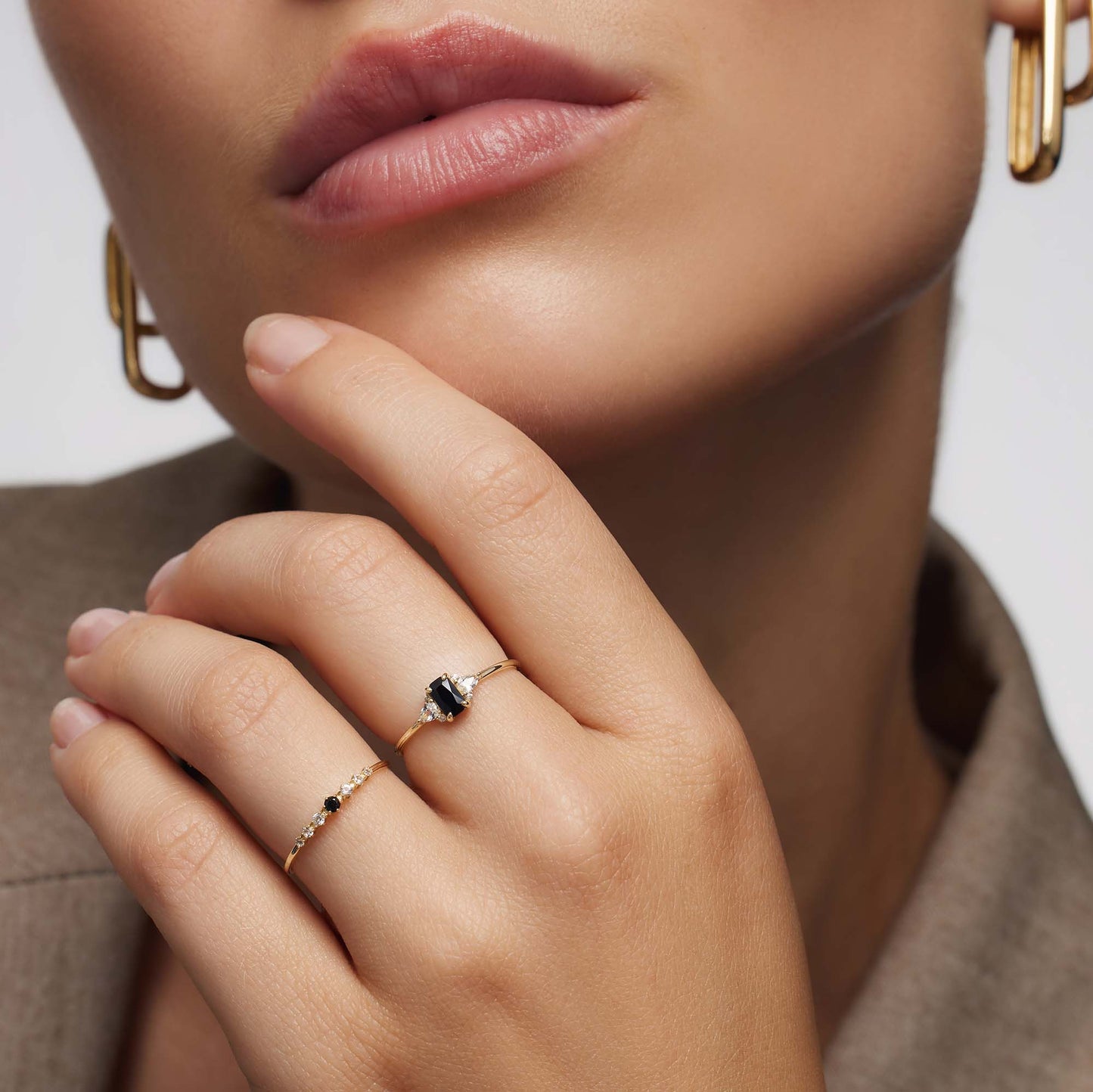 Vestiva | Sort spinell baguettering i guld