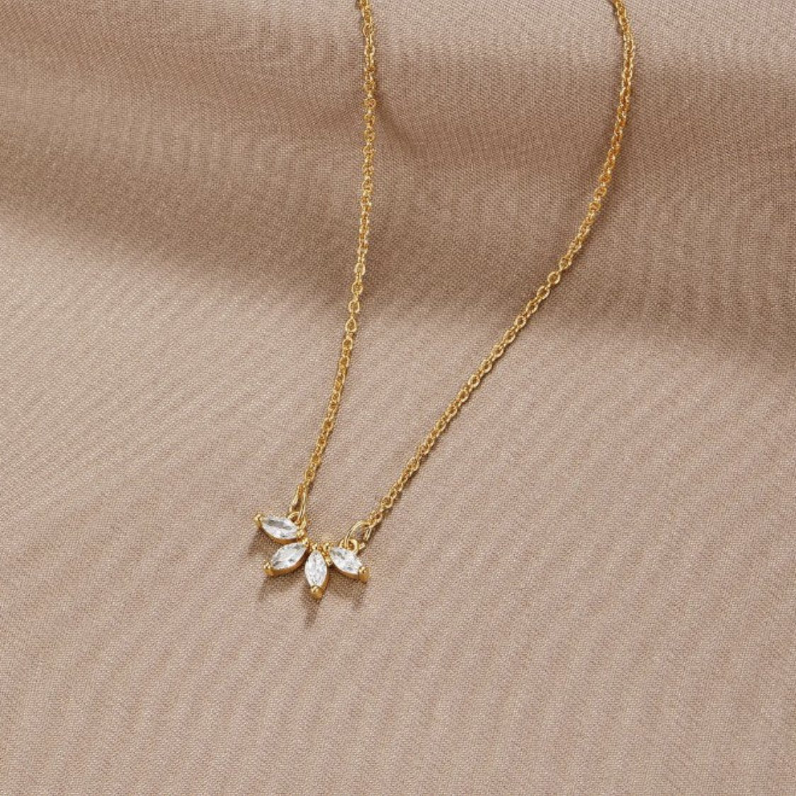 Vestiva | Omelia Crystal Leaf Halsband